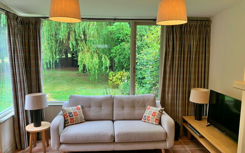 Ingleby Manor - Manor Cottage: Sombra, Cordillera, Estructura Al Aire Libre, Eco Hotel, Cubierta, Mueble Para Exteriores, Jardín, Silla, Paisajismo, Madera Dura