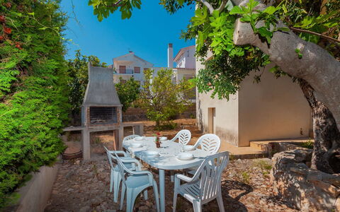 Tres Olivos: Planta, Mesa, Mueble, Edificio, Ventana, Silla, Cielo, Mesa Al Aire Libre, Mueble Para Exteriores, Madera