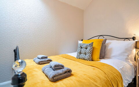 Westcote Cottage: Cubierta, Sombra, Madera Dura, Mueble Para Exteriores, Balcón, Tablón, Eco Hotel, Piscina, Suelos De Madera, Recurso
