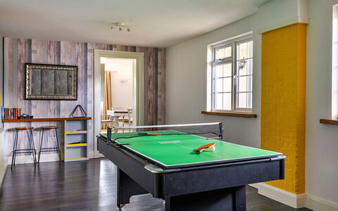 The Stables: Cubierta, Sombra, Madera Dura, Mueble Para Exteriores, Balcón, Tablón, Eco Hotel, Piscina, Suelos De Madera, Recurso