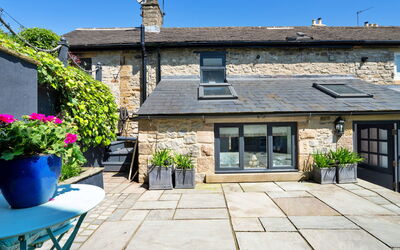 Sisu Bakewell, Limestones Cottage