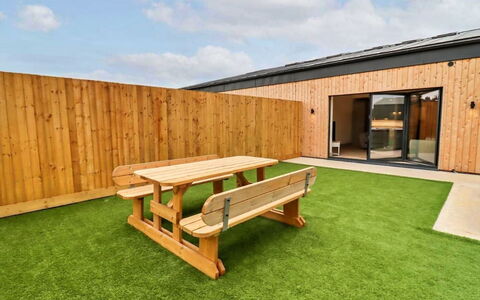 Little Rissington - Barn Three: Cubierta, Sombra, Madera Dura, Mueble Para Exteriores, Balcón, Tablón, Eco Hotel, Piscina, Suelos De Madera, Recurso