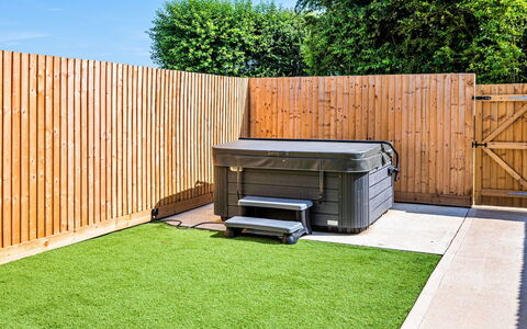 Little Rissington - Barn Seven: Cubierta, Sombra, Madera Dura, Mueble Para Exteriores, Balcón, Tablón, Eco Hotel, Piscina, Suelos De Madera, Recurso