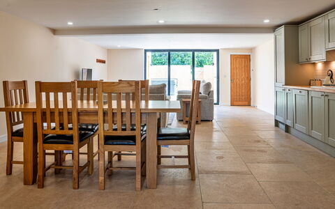 Little Rissington - Barn Seven: Cubierta, Sombra, Madera Dura, Mueble Para Exteriores, Balcón, Tablón, Eco Hotel, Piscina, Suelos De Madera, Recurso