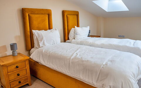Little Rissington - Barn Seven: Cubierta, Sombra, Madera Dura, Mueble Para Exteriores, Balcón, Tablón, Eco Hotel, Piscina, Suelos De Madera, Recurso