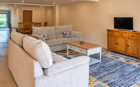 Little Rissington - Barn Seven: Cubierta, Sombra, Madera Dura, Mueble Para Exteriores, Balcón, Tablón, Eco Hotel, Piscina, Suelos De Madera, Recurso