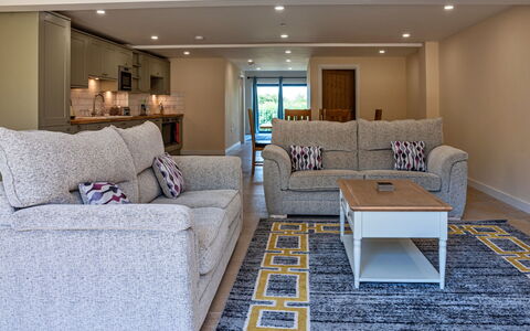 Little Rissington - Barn Seven: Cubierta, Sombra, Madera Dura, Mueble Para Exteriores, Balcón, Tablón, Eco Hotel, Piscina, Suelos De Madera, Recurso