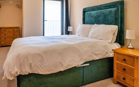 Little Rissington - Barn Seven: Cubierta, Sombra, Madera Dura, Mueble Para Exteriores, Balcón, Tablón, Eco Hotel, Piscina, Suelos De Madera, Recurso