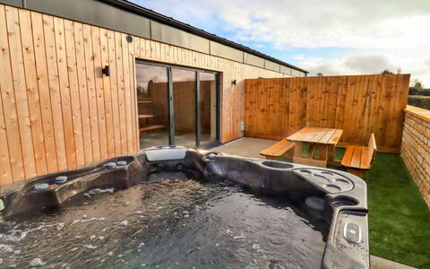 Little Rissington - Barn Four: Cubierta, Sombra, Madera Dura, Mueble Para Exteriores, Balcón, Tablón, Eco Hotel, Piscina, Suelos De Madera, Recurso
