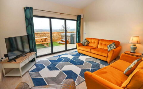 Little Rissington - Barn Four: Cubierta, Sombra, Madera Dura, Mueble Para Exteriores, Balcón, Tablón, Eco Hotel, Piscina, Suelos De Madera, Recurso