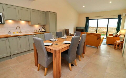 Little Rissington - Barn Four: Cubierta, Sombra, Madera Dura, Mueble Para Exteriores, Balcón, Tablón, Eco Hotel, Piscina, Suelos De Madera, Recurso