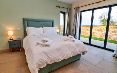 Little Rissington - Barn Four: Cubierta, Sombra, Madera Dura, Mueble Para Exteriores, Balcón, Tablón, Eco Hotel, Piscina, Suelos De Madera, Recurso