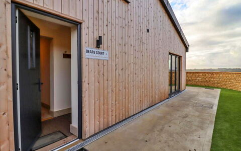 Little Rissington - Barn Four: Cubierta, Sombra, Madera Dura, Mueble Para Exteriores, Balcón, Tablón, Eco Hotel, Piscina, Suelos De Madera, Recurso