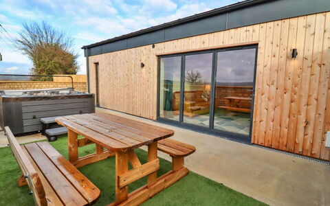 Little Rissington - Barn Four: Cubierta, Sombra, Madera Dura, Mueble Para Exteriores, Balcón, Tablón, Eco Hotel, Piscina, Suelos De Madera, Recurso