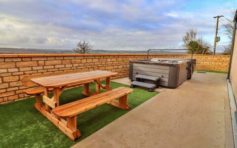 Little Rissington - Barn Four: Cubierta, Sombra, Madera Dura, Mueble Para Exteriores, Balcón, Tablón, Eco Hotel, Piscina, Suelos De Madera, Recurso