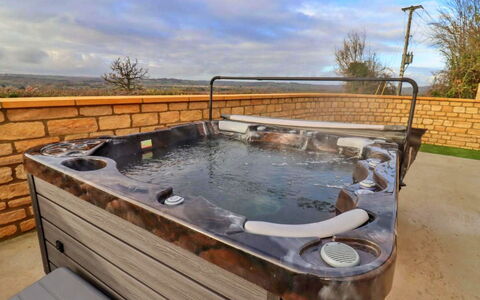 Little Rissington - Barn Four: Cubierta, Sombra, Madera Dura, Mueble Para Exteriores, Balcón, Tablón, Eco Hotel, Piscina, Suelos De Madera, Recurso