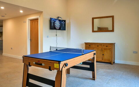Little Rissington - Barn Eight: Cubierta, Sombra, Madera Dura, Mueble Para Exteriores, Balcón, Tablón, Eco Hotel, Piscina, Suelos De Madera, Recurso