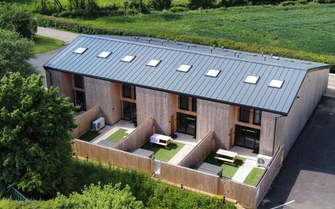 Little Rissington - Barn Eight: Cubierta, Sombra, Madera Dura, Mueble Para Exteriores, Balcón, Tablón, Eco Hotel, Piscina, Suelos De Madera, Recurso