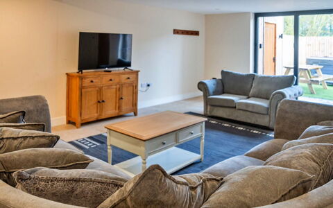 Little Rissington - Barn Eight: Cubierta, Sombra, Madera Dura, Mueble Para Exteriores, Balcón, Tablón, Eco Hotel, Piscina, Suelos De Madera, Recurso