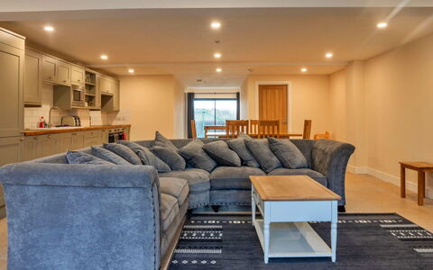 Little Rissington - Barn Eight: Cubierta, Sombra, Madera Dura, Mueble Para Exteriores, Balcón, Tablón, Eco Hotel, Piscina, Suelos De Madera, Recurso