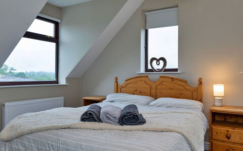 Kingsley Hollows Cottage: Cama, Mueble, Habitación, Lecho, Diseño De Interiores, Sábana, Madera, Linos, Habitación, Techo