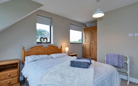 Kingsley Hollows Cottage: Cama, Mueble, Habitación, Lecho, Sábana, Diseño De Interiores, Madera, Techo, Linos, Habitación