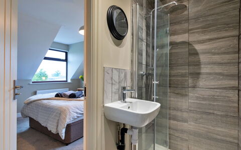 Kingsley Hollows Cottage: Diseño De Interiores, Piso, Suelo, Techo, Habitación, Casa, Departamento, Arreglo De Tubería, Baño, Plomería