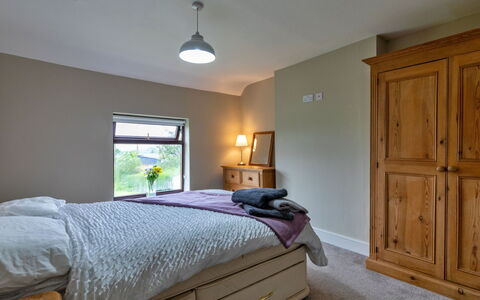 Kingsley Hollows Cottage: Cama, Mueble, Habitación, Diseño De Interiores, Lecho, Sábana, Madera, Piso, Techo, Habitación