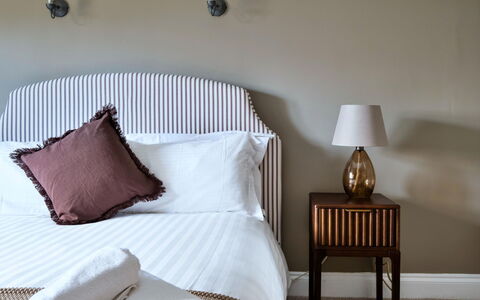 The Park: Cama, Diseño De Interiores, Habitación, Mueble, Lecho, Linos, Sábana, Textil, Encendiendo, Arrojar La Almohada