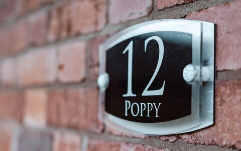 Poppy Country Cottage: Cubierta, Sombra, Madera Dura, Mueble Para Exteriores, Balcón, Tablón, Eco Hotel, Piscina, Suelos De Madera, Recurso