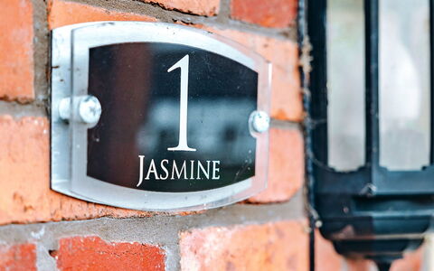 Jasmine Country Cottage: Cubierta, Sombra, Madera Dura, Mueble Para Exteriores, Balcón, Tablón, Eco Hotel, Piscina, Suelos De Madera, Recurso