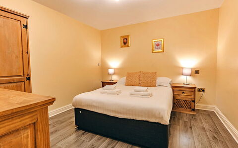 Mulberry Country Cottage: Cubierta, Sombra, Madera Dura, Mueble Para Exteriores, Balcón, Tablón, Eco Hotel, Piscina, Suelos De Madera, Recurso