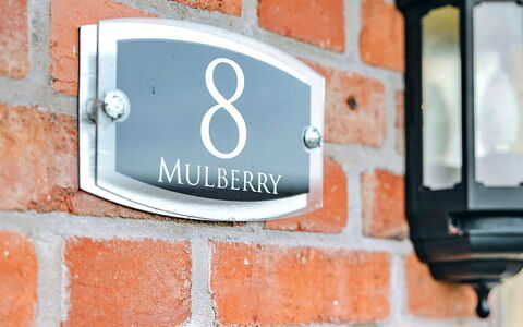 Mulberry Country Cottage: Cubierta, Sombra, Madera Dura, Mueble Para Exteriores, Balcón, Tablón, Eco Hotel, Piscina, Suelos De Madera, Recurso