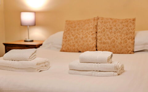 Mulberry Country Cottage: Cubierta, Sombra, Madera Dura, Mueble Para Exteriores, Balcón, Tablón, Eco Hotel, Piscina, Suelos De Madera, Recurso