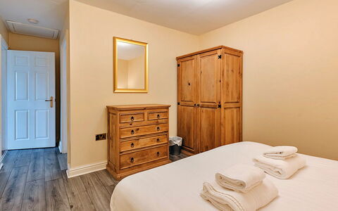 Mulberry Country Cottage: Cubierta, Sombra, Madera Dura, Mueble Para Exteriores, Balcón, Tablón, Eco Hotel, Piscina, Suelos De Madera, Recurso