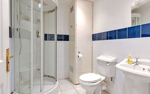 Mulberry Country Cottage: Cubierta, Sombra, Madera Dura, Mueble Para Exteriores, Balcón, Tablón, Eco Hotel, Piscina, Suelos De Madera, Recurso