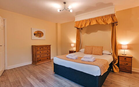 Netley Hall - Peach Tree: Cubierta, Sombra, Madera Dura, Mueble Para Exteriores, Balcón, Tablón, Eco Hotel, Piscina, Suelos De Madera, Recurso