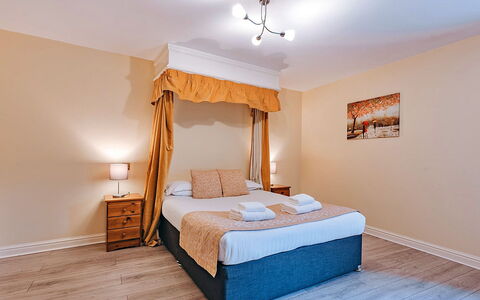 Netley Hall - Peach Tree: Cubierta, Sombra, Madera Dura, Mueble Para Exteriores, Balcón, Tablón, Eco Hotel, Piscina, Suelos De Madera, Recurso