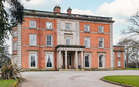 Netley Hall - Peach Tree: Cubierta, Sombra, Madera Dura, Mueble Para Exteriores, Balcón, Tablón, Eco Hotel, Piscina, Suelos De Madera, Recurso