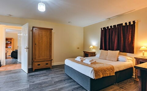 Netley Hall - Honeysuckle: Cubierta, Sombra, Madera Dura, Mueble Para Exteriores, Balcón, Tablón, Eco Hotel, Piscina, Suelos De Madera, Recurso