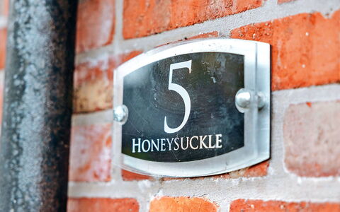 Netley Hall - Honeysuckle: Cubierta, Sombra, Madera Dura, Mueble Para Exteriores, Balcón, Tablón, Eco Hotel, Piscina, Suelos De Madera, Recurso