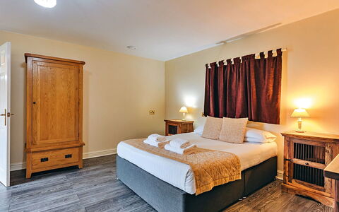 Honeysuckle Country Cottage: Cubierta, Sombra, Madera Dura, Mueble Para Exteriores, Balcón, Tablón, Eco Hotel, Piscina, Suelos De Madera, Recurso