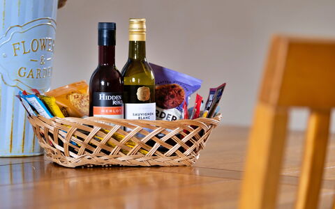 The Grove Annexe: Botella, Cesta, Mimbre, Botella De Vidrio, Comida, Vino, Botella De Vino, Utensilios Para Servir