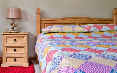 The Grove Annexe: Cama, Mueble, Habitación, Lecho, Sábana, Linos, Madera, Textil, Suelo, Marco De La Cama