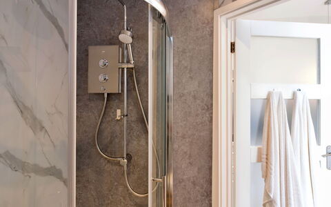 The Hideaway: Arreglo De Tubería, Diseño De Interiores, Baño, Piso, Suelo, Plomería, Encendiendo, Alcachofa De La Ducha, Ducha, Habitación