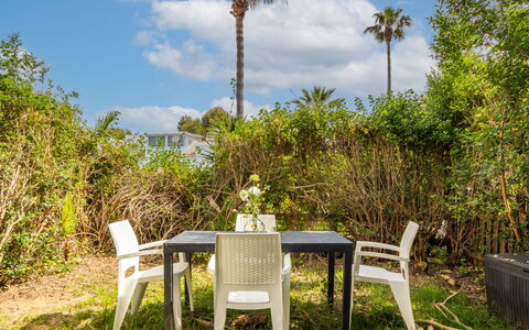 Salou 215: Mueble, Silla, Mueble Para Exteriores, Sombra, Mesa Al Aire Libre, Eco Hotel, Jardín, Paisajismo, Yarda, Cocina Y Comedor Mesa