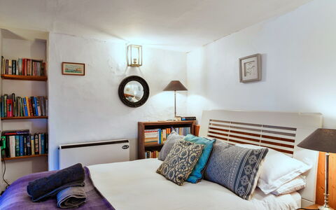 April Cottage: Cama, Mueble, Lecho, Diseño De Interiores, Habitación, Sábana, Pared, Habitación, Linos, Suelo