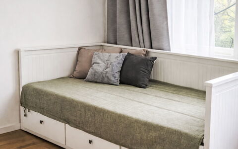 Prague Centre 104: Mueble, Diseño De Interiores, Suelo, Habitación, Sofá, Almohada, Amortiguar, Arrojar La Almohada