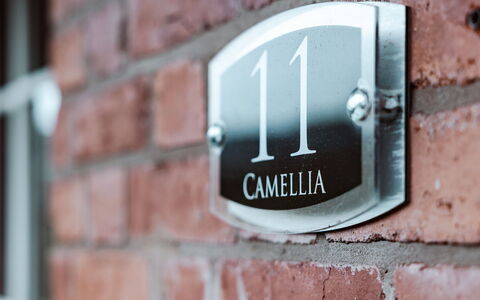 Camelia Country Cottage: Tiempo De Día, Edificio, Ventana, Fachada, Departamento, Diseño Urbano, Condominio, Uso Mixto