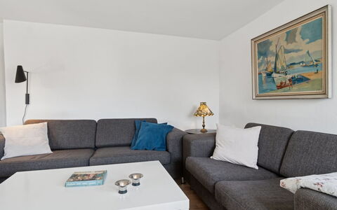 Keld - 350M from the Sea: Mueble, Sofá, Diseño De Interiores, Piso, Sala, Suelo, Habitación, Mesa, Departamento